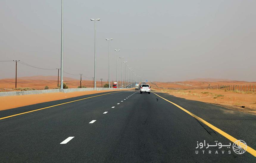 تصویری از یک جاده در مسیر دبی